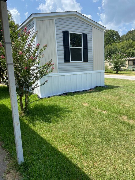 Building Photo - 3300 Lotus Ln