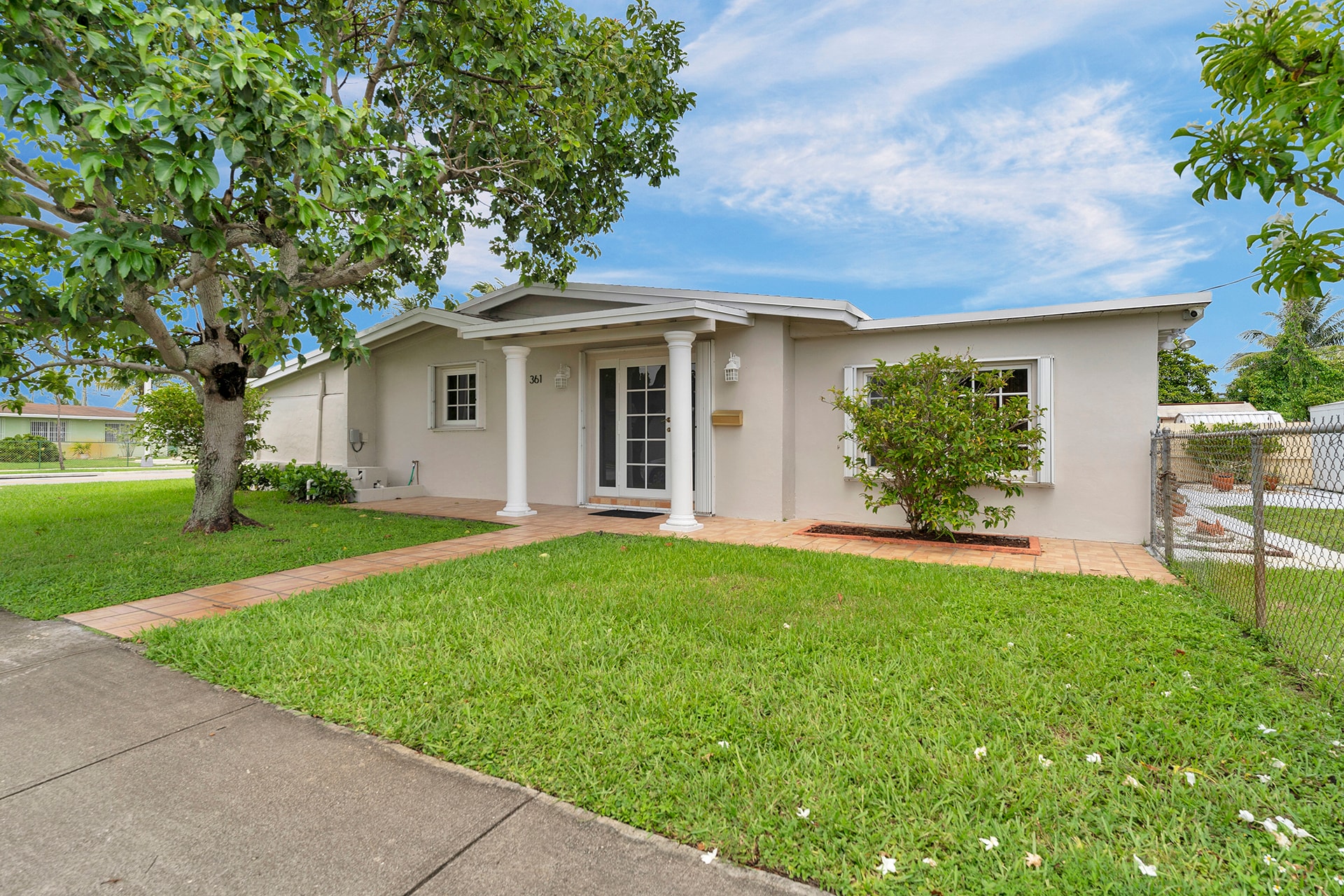 Building Photo - 361 SE 6th Ave