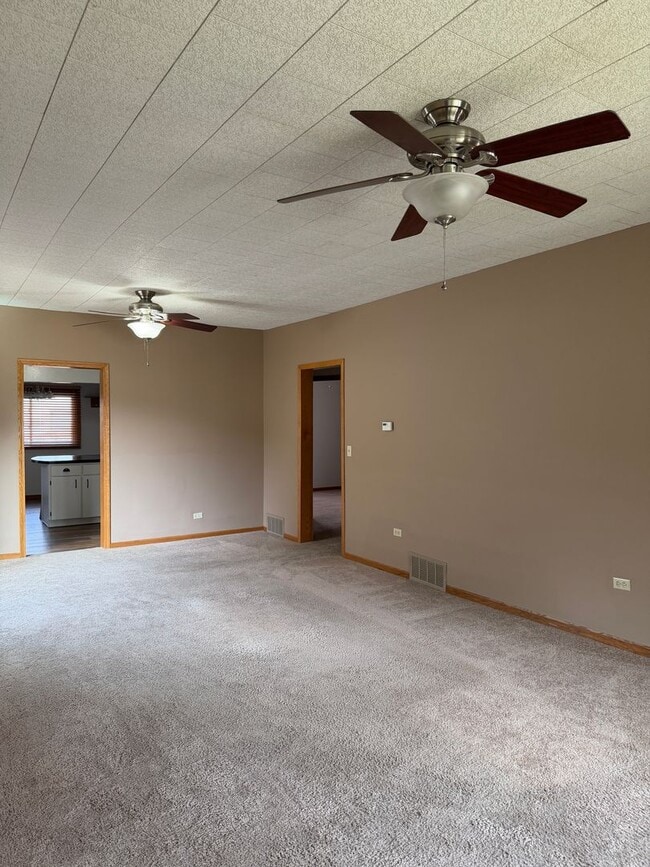 Building Photo - 3 Bed, 2 Bath Home with Garage