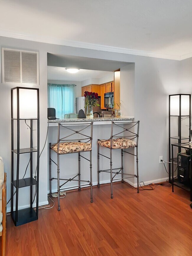 Building Photo - Spacious 3BR/2.5BA End-Unit TH in Windsor Mill + Move-In Special!