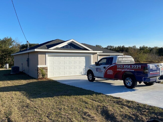 Building Photo - Available December 15th.....Custom Home - Desirable SE Ocala Neighborhood 3/2/2 **WON'T LAST**