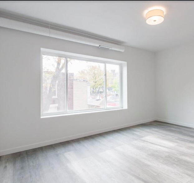 Building Photo - 1704 W Glenlake Ave
