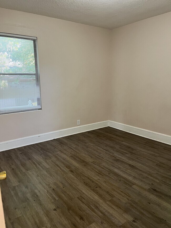 Building Photo - 5105 Hollycrest Dr