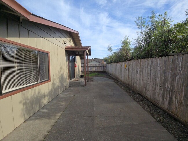 Building Photo - Remodeled 3BD/2A Arcata home close to parks, schools!