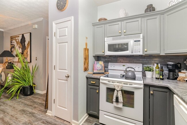 Building Photo - Stylish Furnished 2BR Retreat w/ Garage | ...