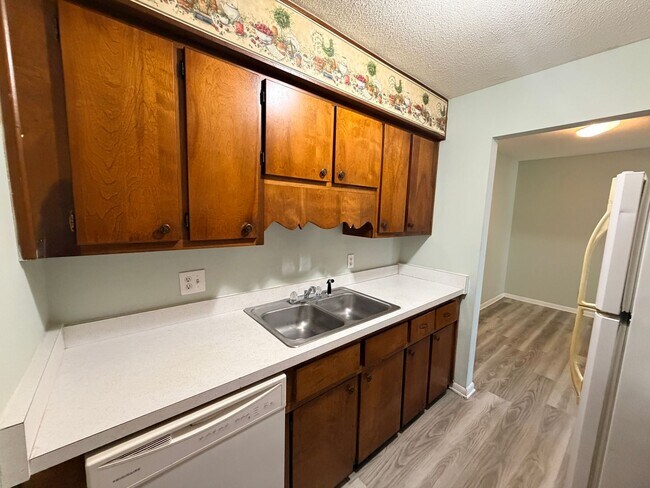 Building Photo - Check Out This 2Bedroom/1Bath Apartment!