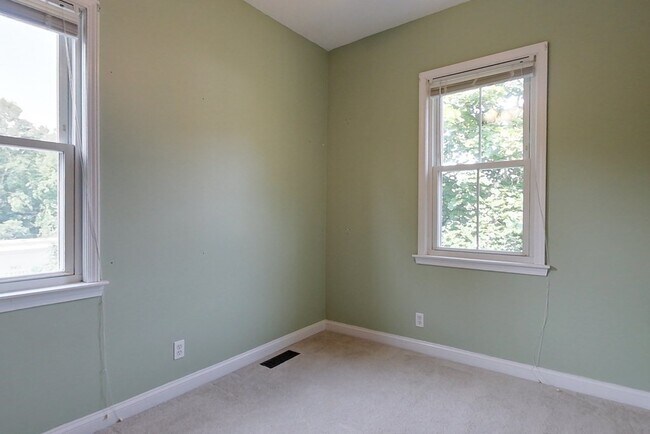 Building Photo - 10-12 Broadway St