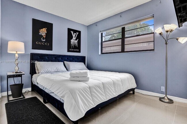 Building Photo - 208 SW 2nd Ave