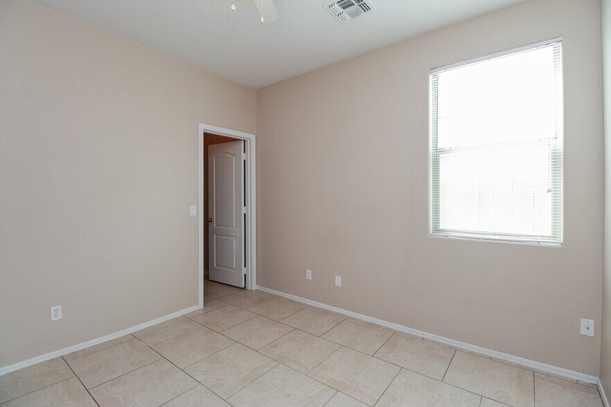 Building Photo - 6933 S 37th Dr