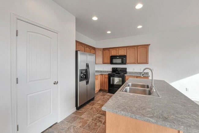 Building Photo - Bright Townhouse in Saratoga Springs w attached 2 car garage