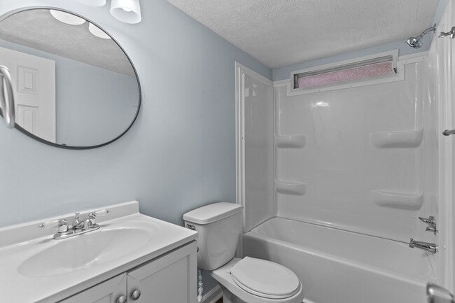 Building Photo - 2061 Center Ct SW
