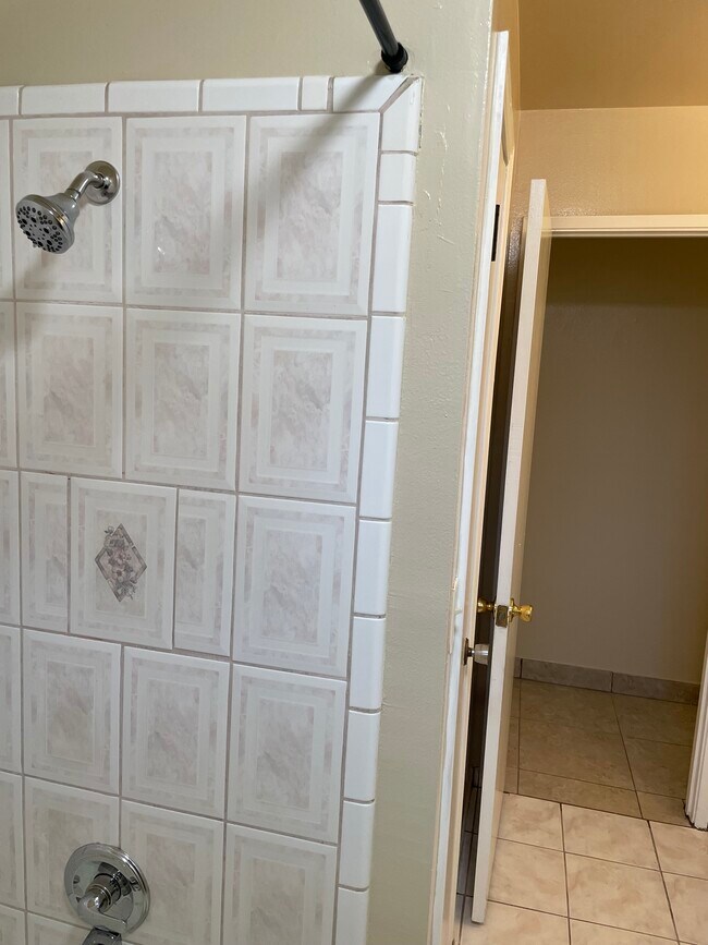 Building Photo - 1333 Woodside Dr