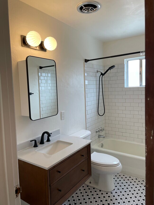 Building Photo - 1030 Lincoln St