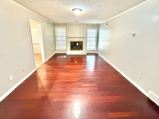 Building Photo - Fantastic 4 Bedroom 2 Bath Home with Office Space In Bartlett