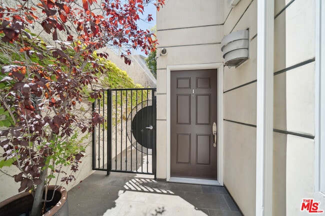 Building Photo - 1529 S Beverly Dr