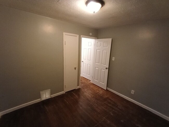 Building Photo - 3 bedroom 1 bath bungalow now available! -...