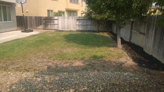 Building Photo - Excellent Elk Grove Location, Spacious 4 bedroom home with office, sitting parlor, and large kitchen