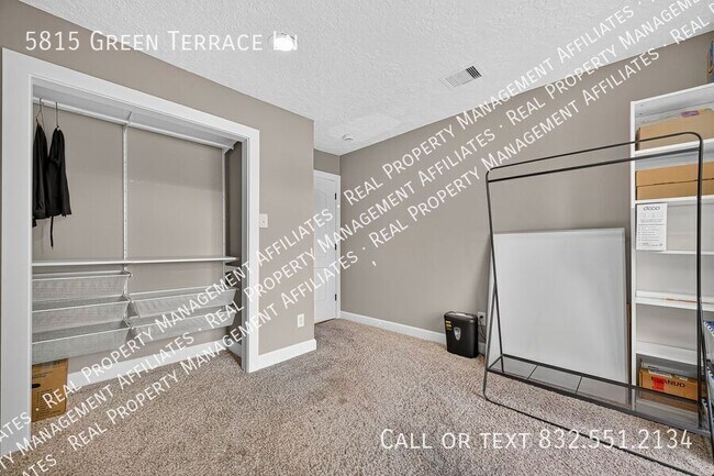 Building Photo - 5815 Green Terrace Ln