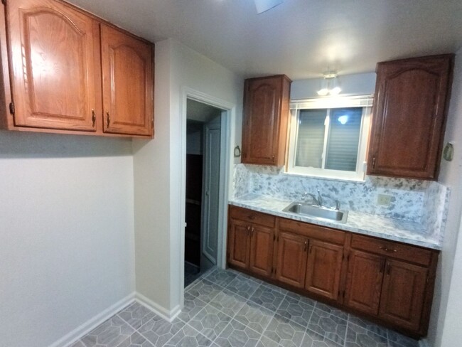 Building Photo - 3 bedroom 1 bathroom on the Westside NOW A...