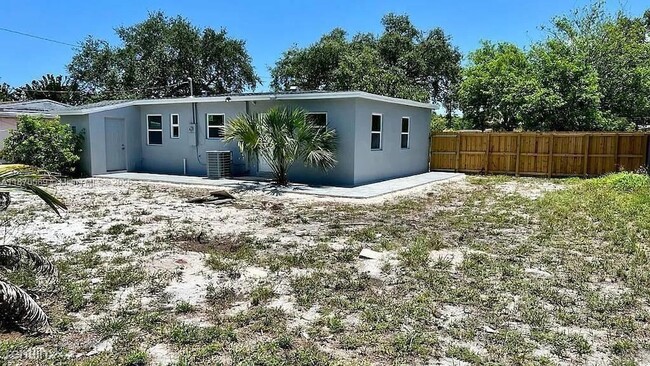 Building Photo - 1701 NW 13th Ct