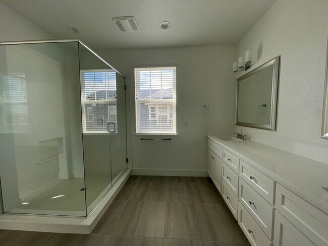 Building Photo - Newer home in Dunes Community
