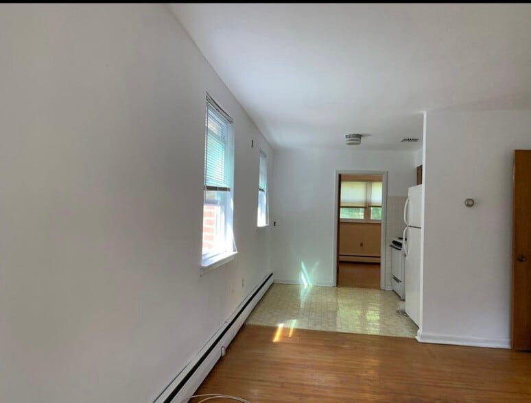 Building Photo - 205 Robbins St