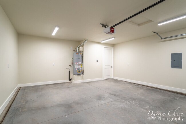 Building Photo - 4 bedroom, 2.5 bathroom townhome in Hurricane!