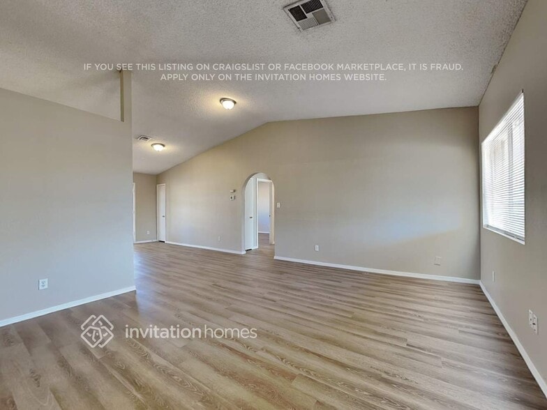 Building Photo - 10322 W Calle Del Oro