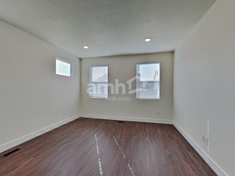 Building Photo - 10067 W Raleigh St