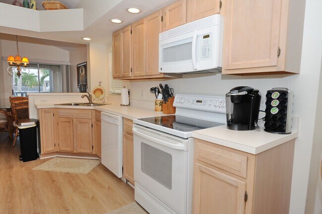 Building Photo - OFF-SEASON 2026 : 2 Bedroom 2 Bath Furnished Rental in Vanderbilt Lakes