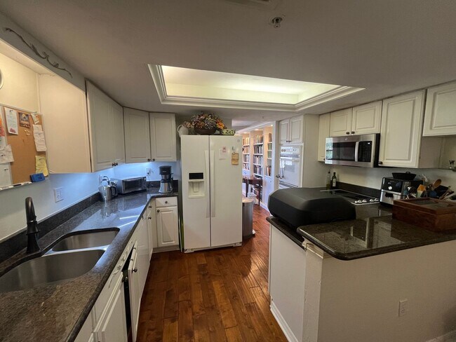 Building Photo - Beautiful Condo with Amazing Views