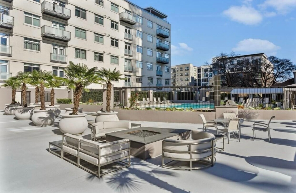 Patio/Firepit/Grill - 805 Peachtree St NE