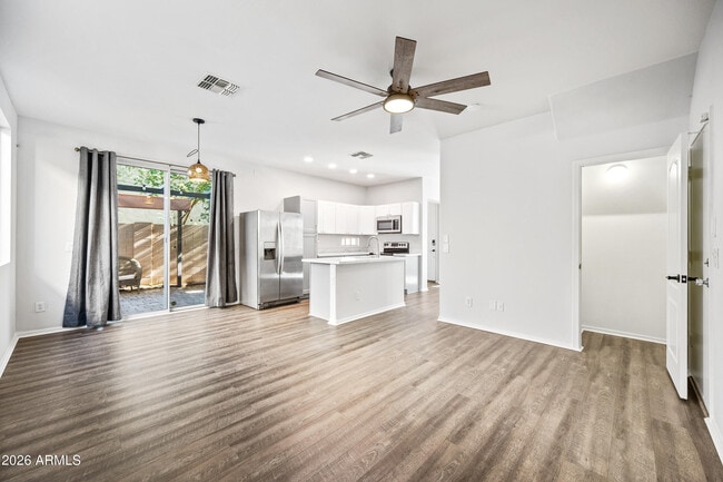 Building Photo - 1516 E Mobile Ln