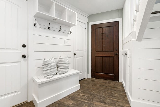 Building Photo - 3203 Poe Dr