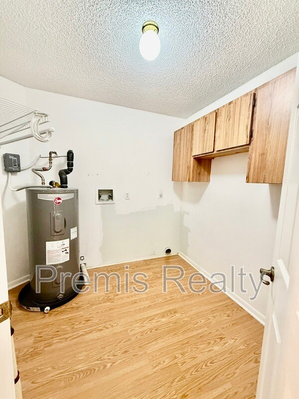 Building Photo - 747 Brook St NE