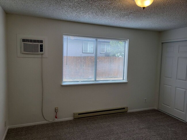 Building Photo - Hillview Duplex