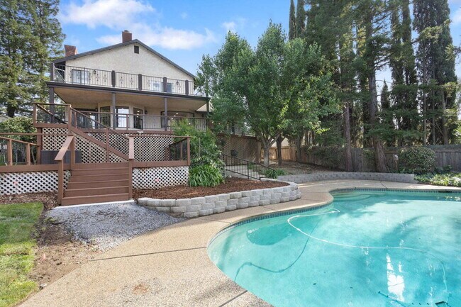 Building Photo - Gorgeous Executive Level Home 4 beds 3 baths close to hospitals and courthouse
