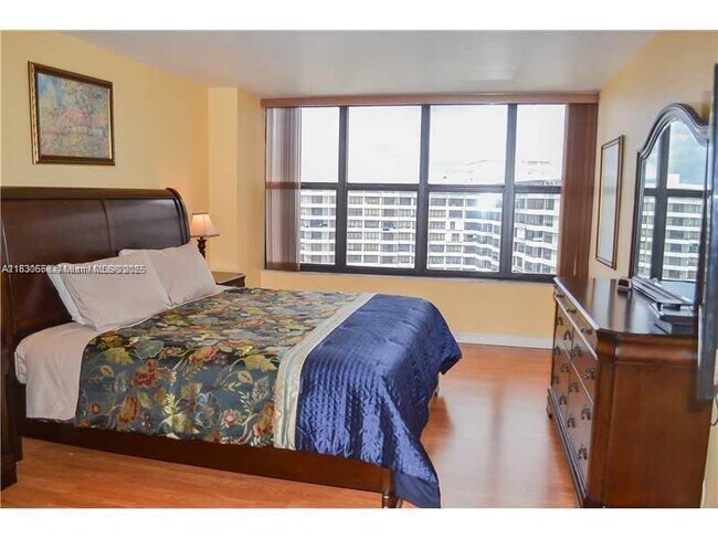 Building Photo - 2500 Parkview Dr