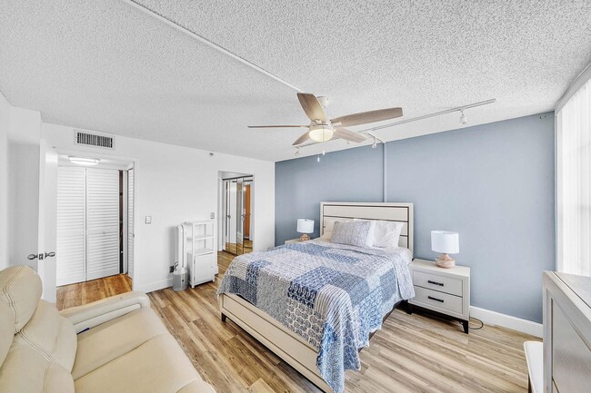 Building Photo - 17 Royal Palm Way