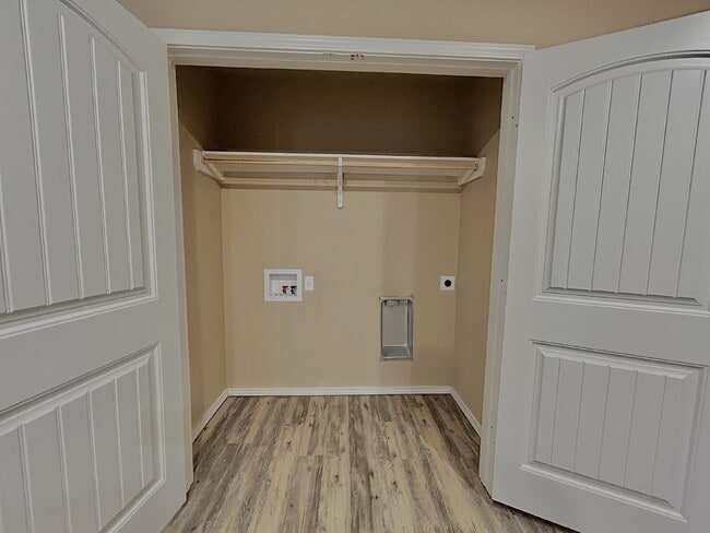 Building Photo - "Charming 3-Bedroom Haven with 2 Full Bath...