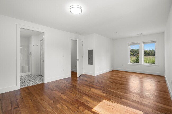 Building Photo - 245 E Main St