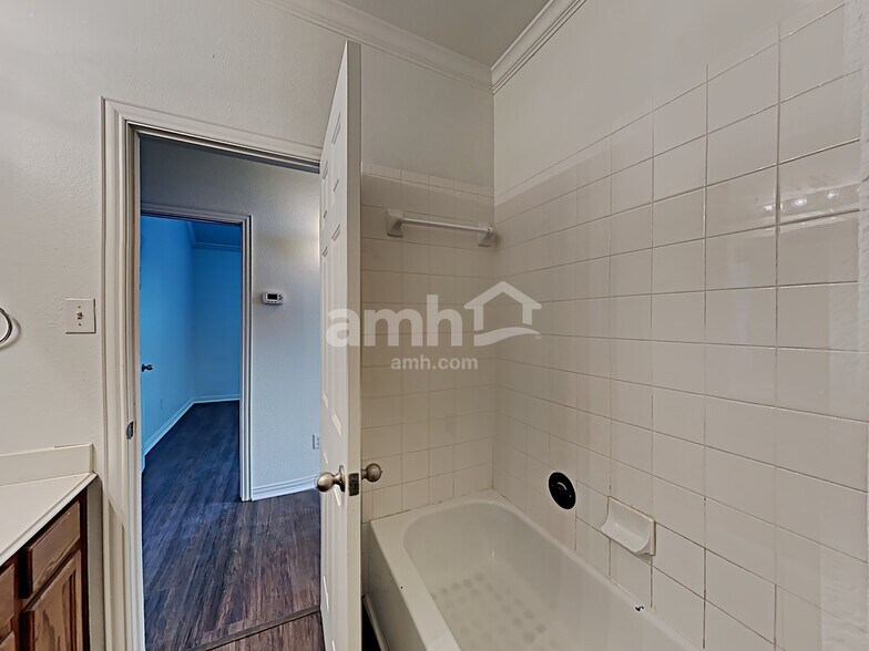 Building Photo - 5805 Kiger Dr