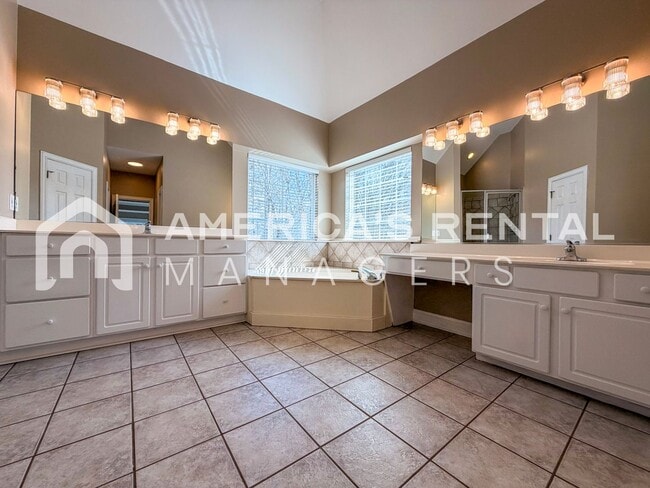 Building Photo - Spacious Five Bedroom Residence in Meadowbrook!