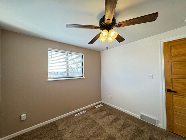 Building Photo - Cute 3 Bedroom house in Windsor