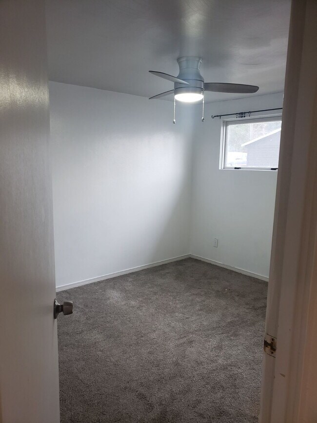 Building Photo - 3B1BA home, 956sqft, available 1/8/2027, large partially fenced yard, 2 shop spaces, carport and ...