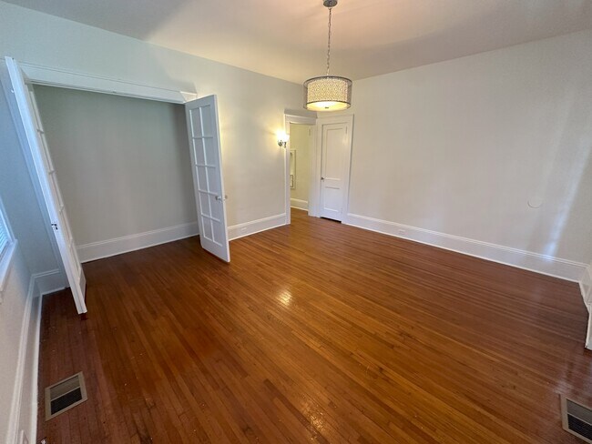 Building Photo - 605 Lamar Ave