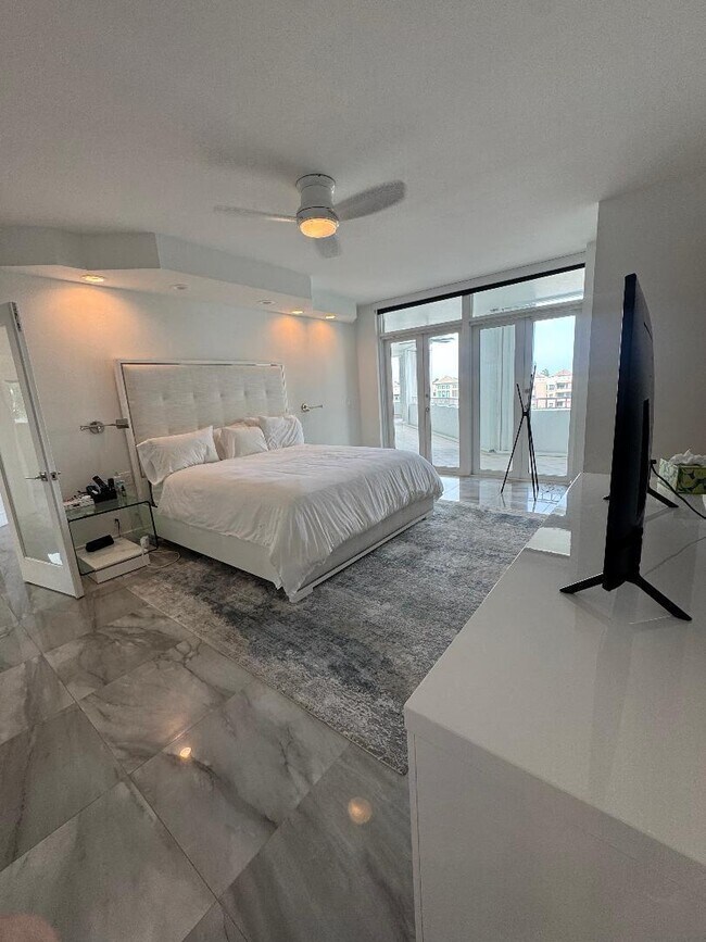 Building Photo - 300 SE 5th Ave