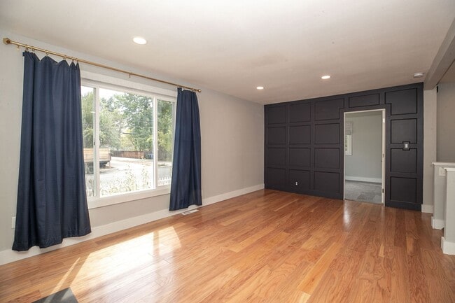 Building Photo - Renovated ranch style home home near Lake ...
