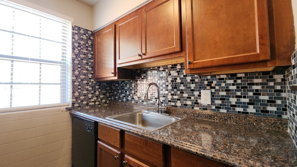 Building Photo - 5112 Jamieson Ave