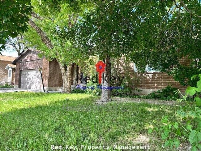 Building Photo - Country Club Dr. Single Family Home